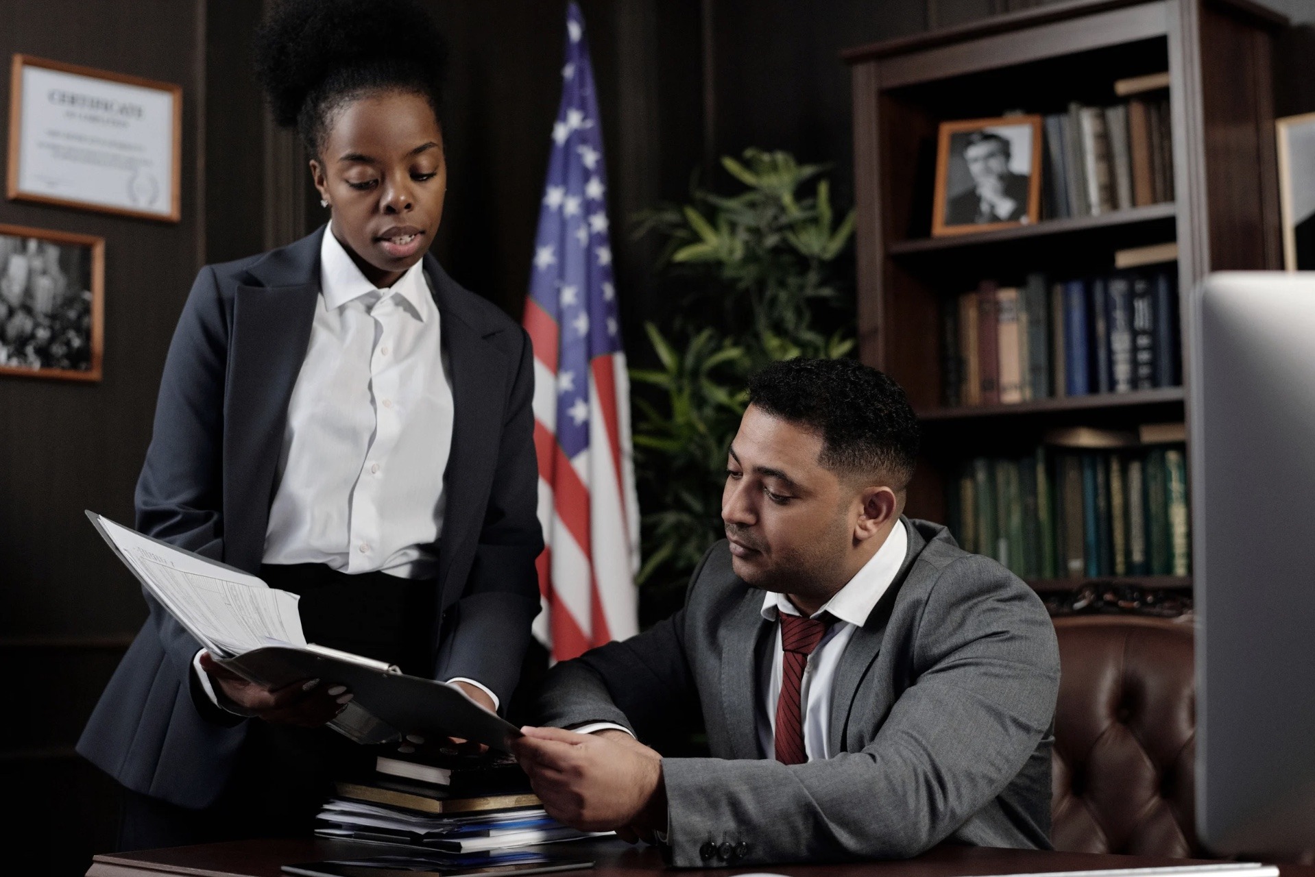 How The Relationship Between a Lawyer And a Bail Bondsman Works